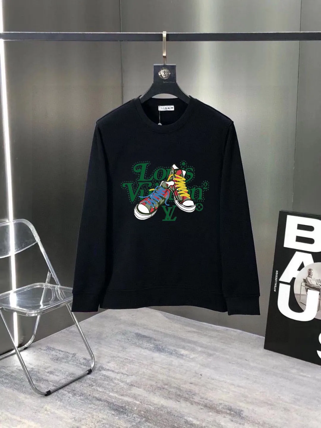🅿️380 [Lv Louis Vuitton] (Fat Man Gospel) hot-selling suit is coming. Focus on the original version of the official website. 2025 new hot-selling sweatshirt suit. The original order is hard to buy🇭🇰. It is the meticulous work of top designers for a fitting and perfect upper body effect. All-natural high-quality Roman cotton 100%, close-fitting comfort, noble and elegant! Original hardware embodies elegance and nobility! Counter size: M-5XL (maximum wear up to 220 pounds)